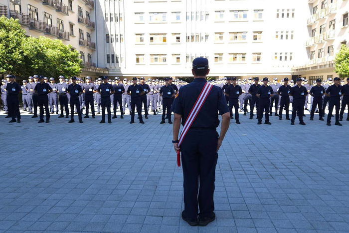 中隊長王曰諾帶領學士班四年制94期1隊新生進行預備教育成果驗收