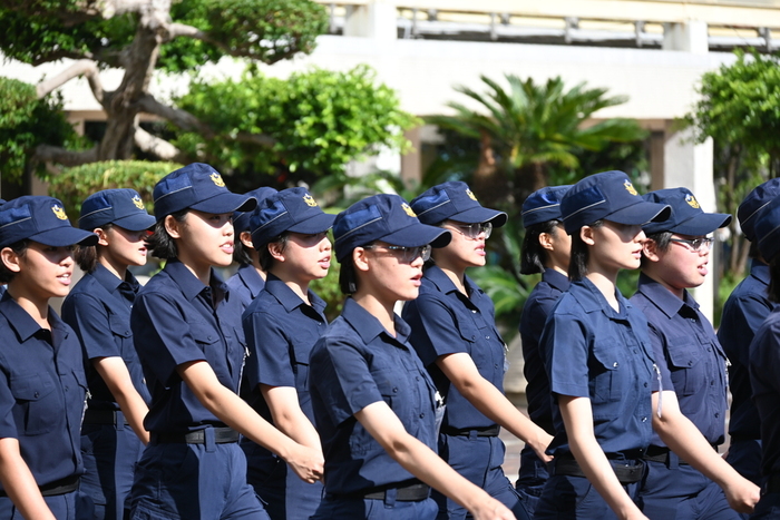 92期1隊學生於升旗場演練行進間警歌演唱