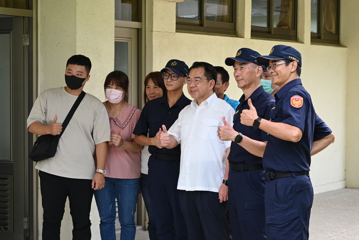 校長在教室區與新生家長合影留念