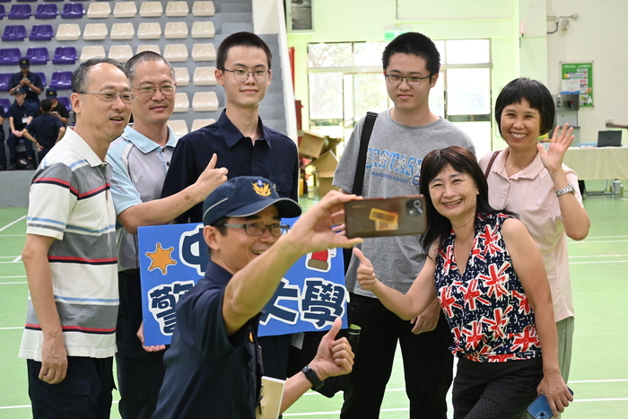 隊職師長與新生親友開心合影自拍