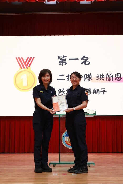 頒發創意海報比賽第一名洪蘭恩同學獎狀及獎金
