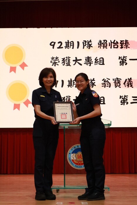 轉頒桃園市114年度英語比賽大專組第一名賴怡臻同學獎狀