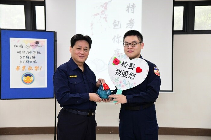 校長致贈同學金幣包子(研中)