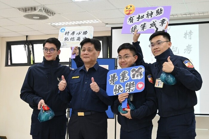 校長致贈同學金幣包子祝同學援筆成章，有如神助