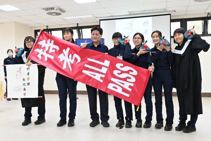 校長致贈同學金幣包子，祝福同學特考all pass !