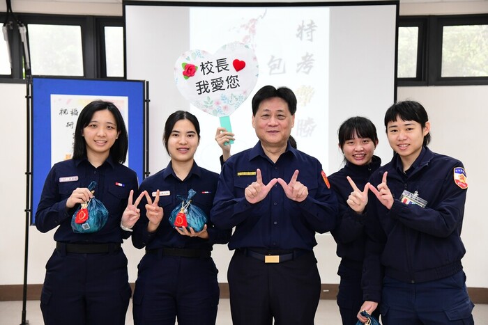 校長致贈外事系同學金幣包子