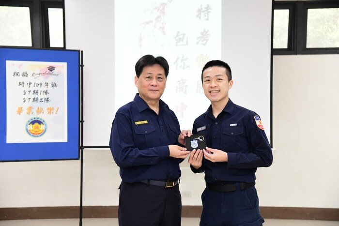 校長致贈同學紀念品盾形悠遊卡，期勉同學成為治安先鋒。