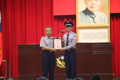 校長頒發106學年度第2學期各學系、組第1名獎狀