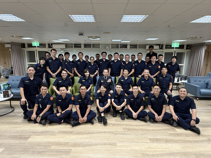 校長楊源明與總隊同仁合照