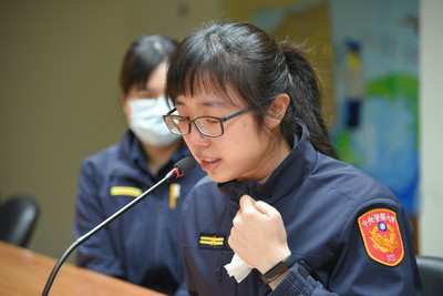 女生隊羅區隊長予婷代表總隊同仁向粘副總隊長致謝詞