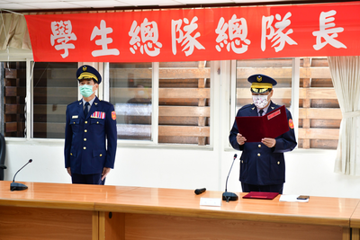 校長宣讀新任總隊長派令