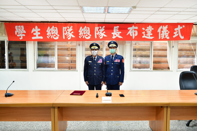 校長與陳總隊長合影-1