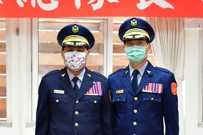 校長與陳總隊長合影-2
