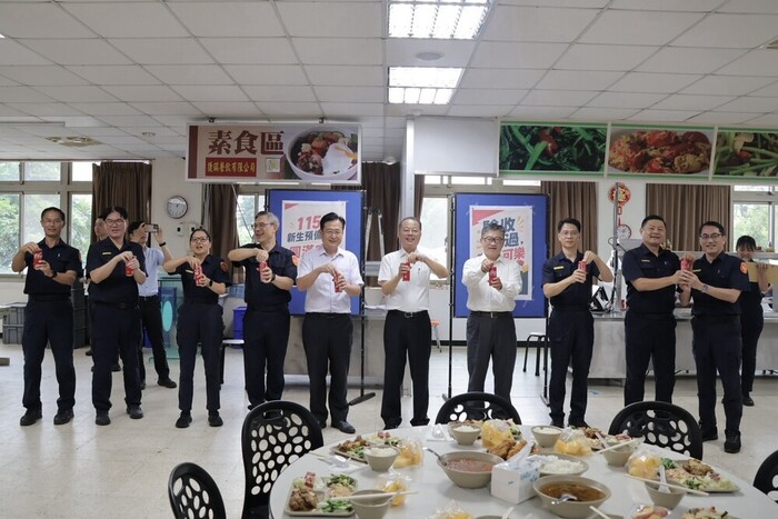 校長及各級師長與新生們一同開啟可樂慶祝驗收圓滿成功