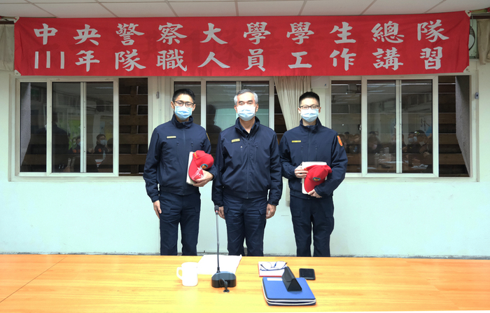 總隊長與新進區隊長合影。