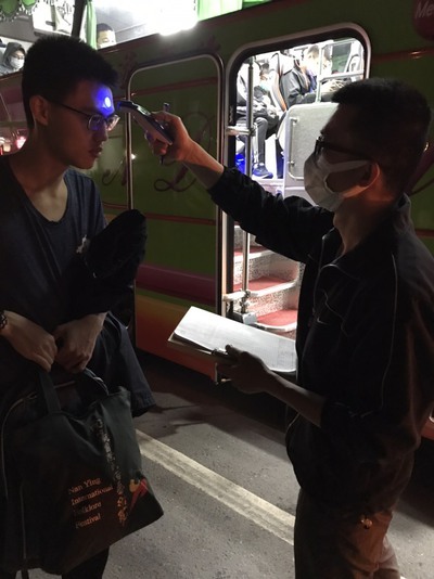 搭乘返鄉(校)專車時量測體溫工作，全程均戴口罩，返校下車時再次量測