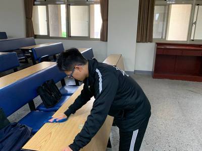 早上大掃除時，針對教室區及各場館進行清掃與消毒