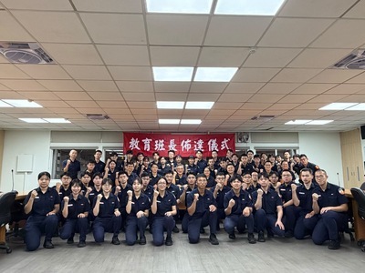 總隊長與教育班長合照