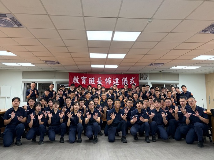 總隊長與教育班長合照2